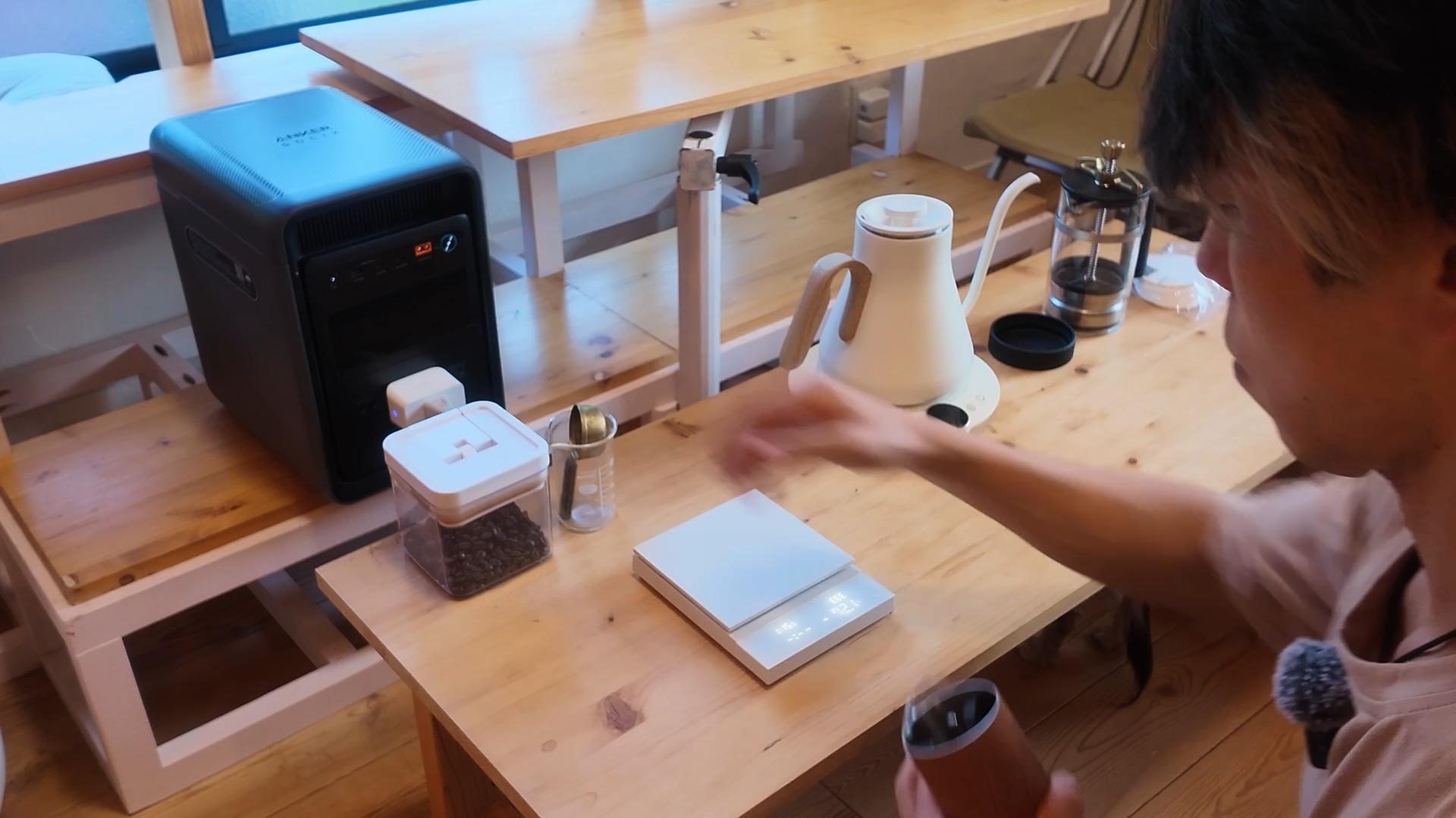 電気ケトルでコーヒーを淹れる場面(約1,038W・41Wh)