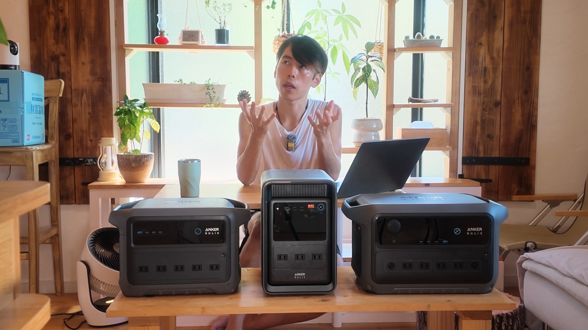 3台を前に、実機で分かったAnker Solix S2000の良い点と残念な点を話す場面